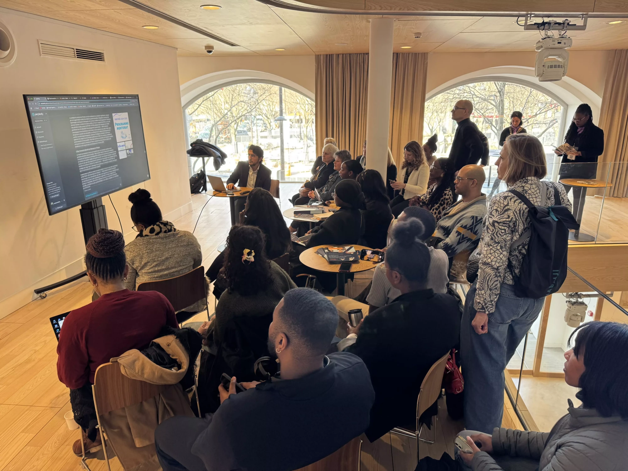 Une formatrice présente un cours sur l'intelligence artificielle